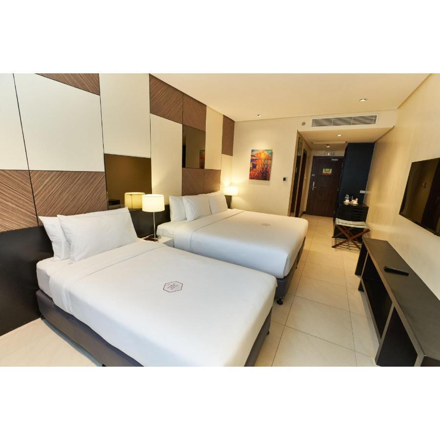 Summit Hotel Τακλομπάν Εξωτερικό φωτογραφία
